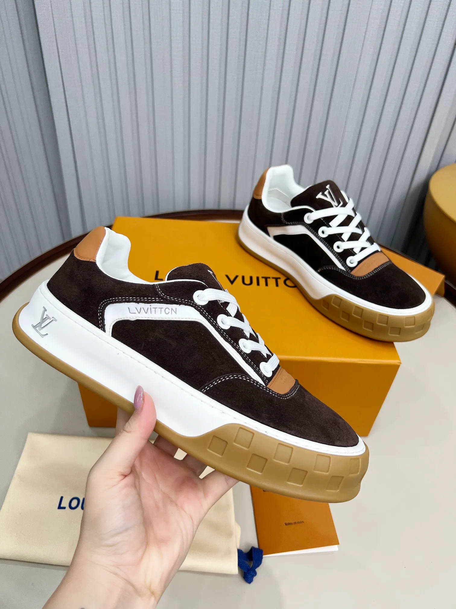p620💰Men's shoes ❤️❤️❤️Top version LV-Louis Vuitton-Classic catwalk new style Air glue process·Original 1:1 development and reproduction! ! The upper foot is very comfortable. It is made of luxurious materials and fine workmanship. The midsole is printed with English letters "Made in Europe". The upper is made of calfskin imported from Italy. The side is decorated with the brand's LOGO and signature. The latest latex foot pads and mesh lining make the foot feel super comfortable. The original two-color TPU combination outsole is specially provided by the original factory. Bag technology Goodyear stitched edges Fabric: Exclusive custom first-layer cowhide Accessories: Exclusive private model Vuitton logo, lining: Customized silk mesh lining - first-layer silk cowhide lining Outsole: TPU combination outsole wear-resistant, non-slip and anti-yellowing Foot pads: new latex pads-mesh sweat-absorbent Counter technology: fully computerized sewing machine wire drawing Toe box back cover Hot and cold shaping Full set of pull-top last with medium and low logo pattern Code number 39-45